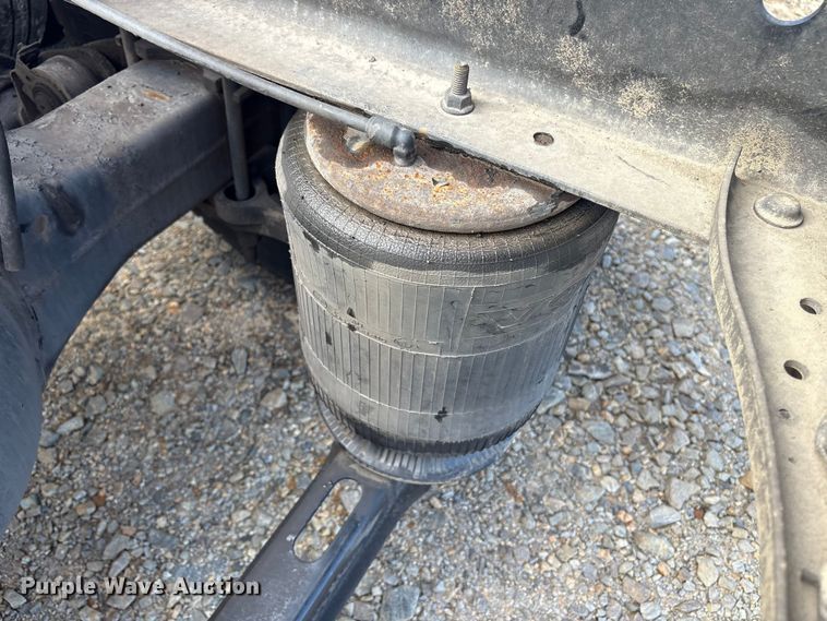 image for item YA1156 2020 Volvo VNL semi truck