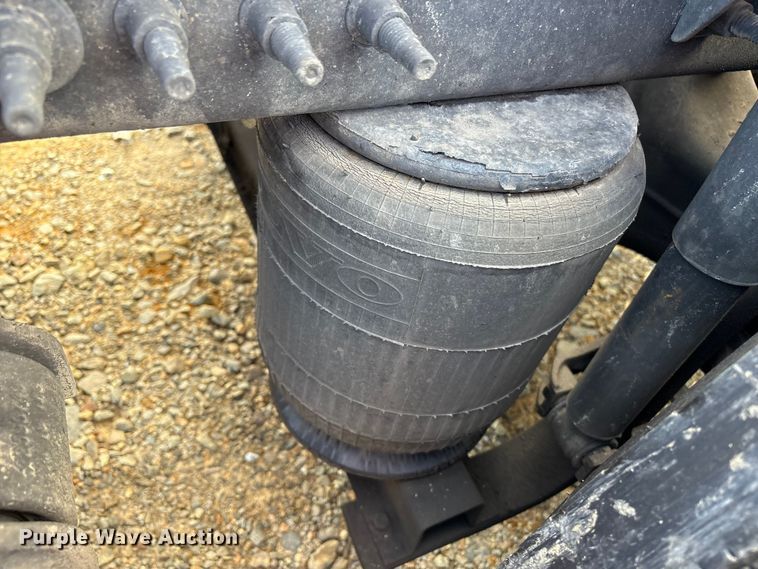 image for item YA1156 2020 Volvo VNL semi truck