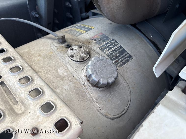 image for item YA1156 2020 Volvo VNL semi truck