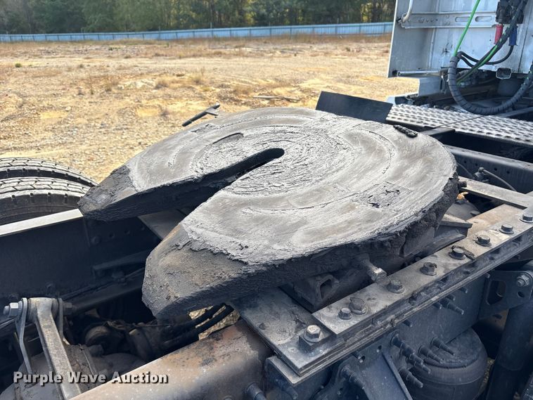 image for item YA1156 2020 Volvo VNL semi truck