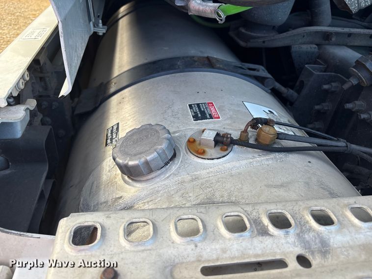 image for item YA1156 2020 Volvo VNL semi truck