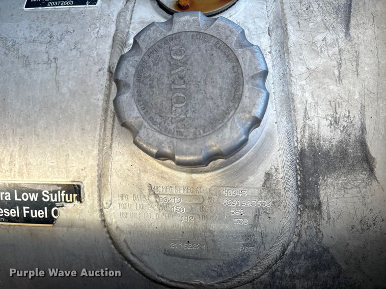 image for item YA1156 2020 Volvo VNL semi truck