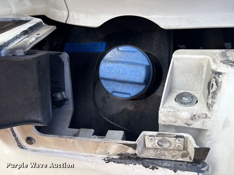 image for item YA1156 2020 Volvo VNL semi truck