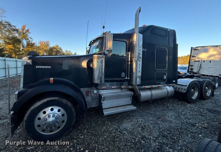 image for item YA1164 2004 Kenworth W900 semi truck