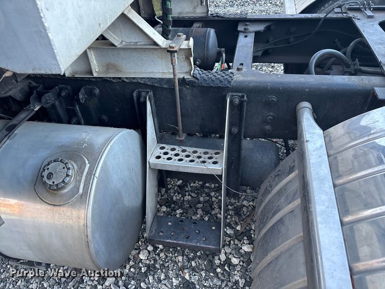 image for item YA1164 2004 Kenworth W900 semi truck