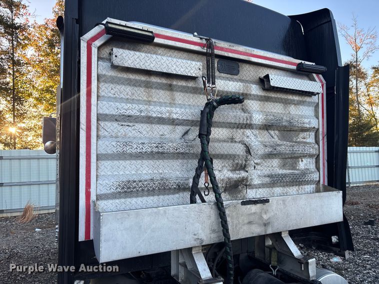 image for item YA1164 2004 Kenworth W900 semi truck