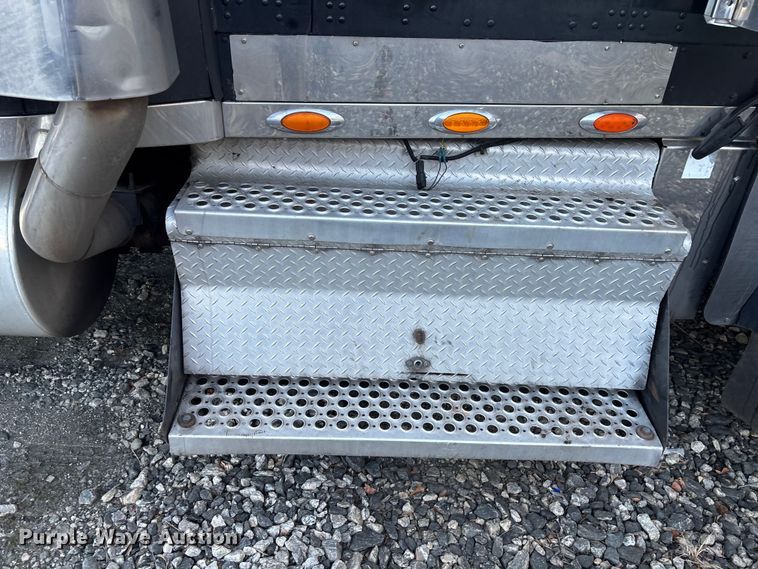 image for item YA1164 2004 Kenworth W900 semi truck