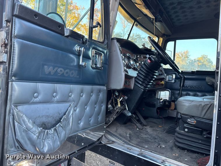 image for item YA1164 2004 Kenworth W900 semi truck
