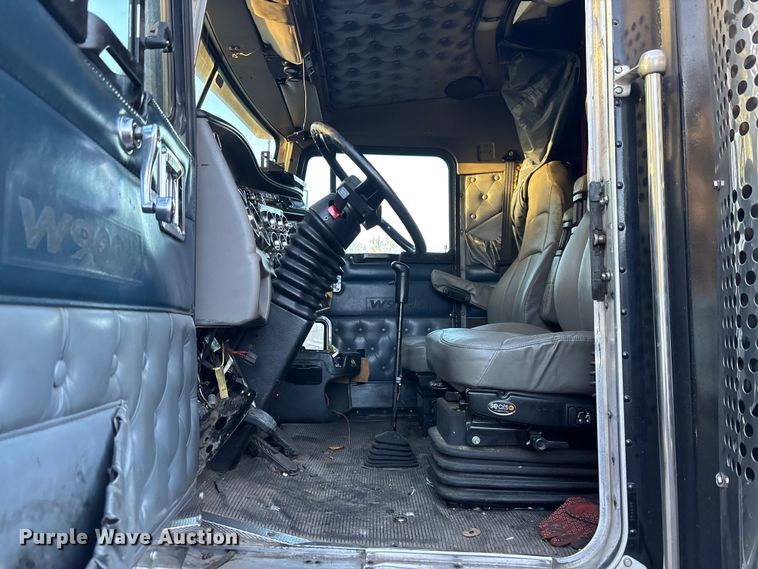 image for item YA1164 2004 Kenworth W900 semi truck