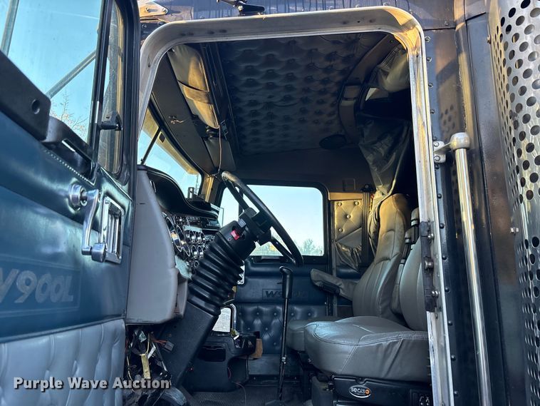 image for item YA1164 2004 Kenworth W900 semi truck