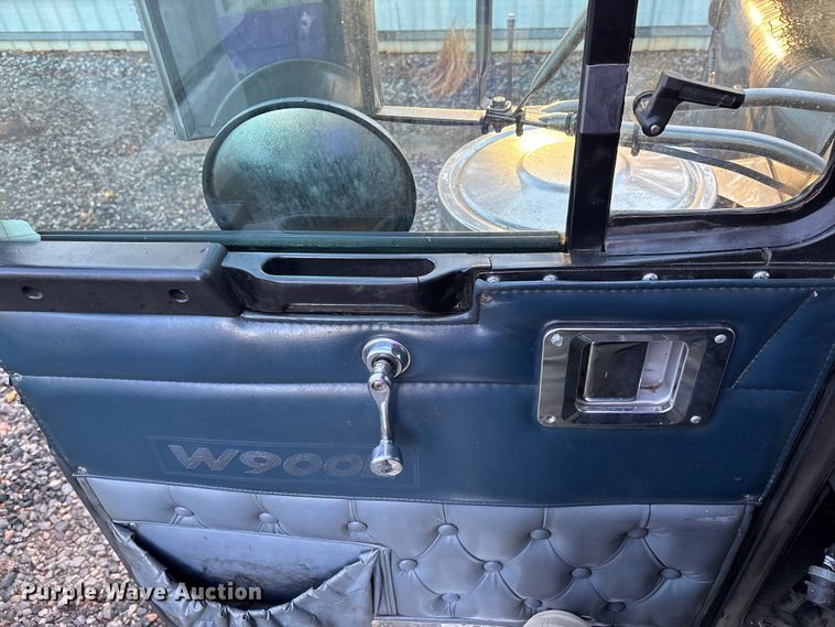 image for item YA1164 2004 Kenworth W900 semi truck