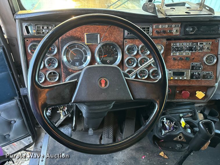 image for item YA1164 2004 Kenworth W900 semi truck