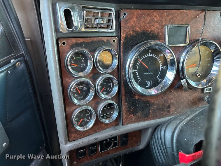 image for item YA1164 2004 Kenworth W900 semi truck