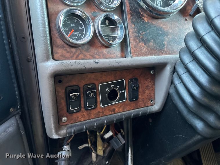 image for item YA1164 2004 Kenworth W900 semi truck