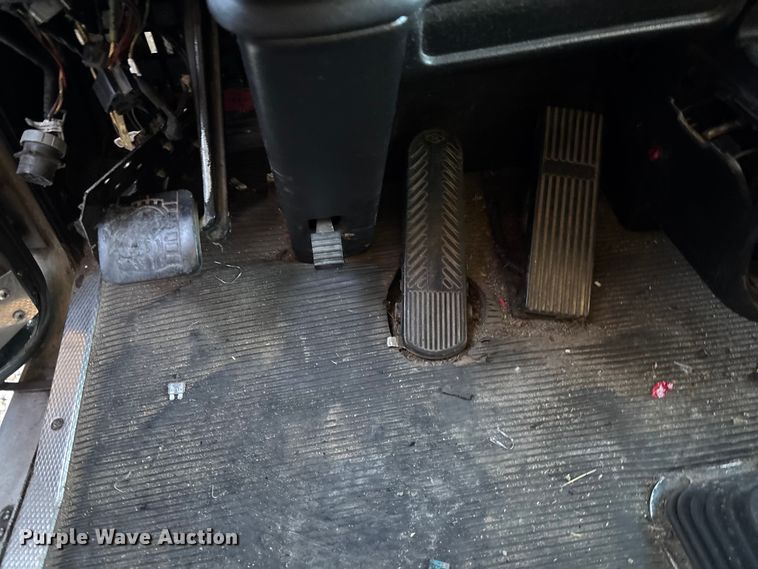 image for item YA1164 2004 Kenworth W900 semi truck