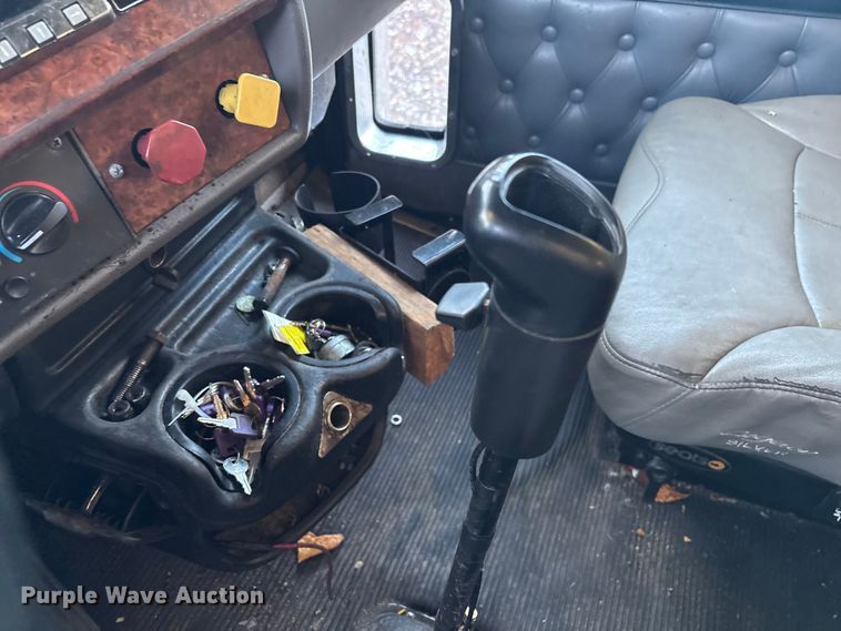 image for item YA1164 2004 Kenworth W900 semi truck