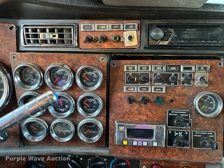 image for item YA1164 2004 Kenworth W900 semi truck