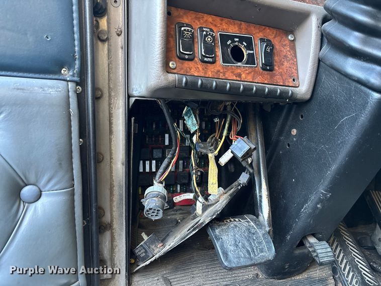 image for item YA1164 2004 Kenworth W900 semi truck