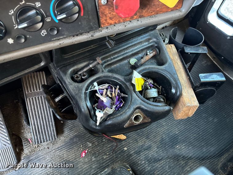 image for item YA1164 2004 Kenworth W900 semi truck