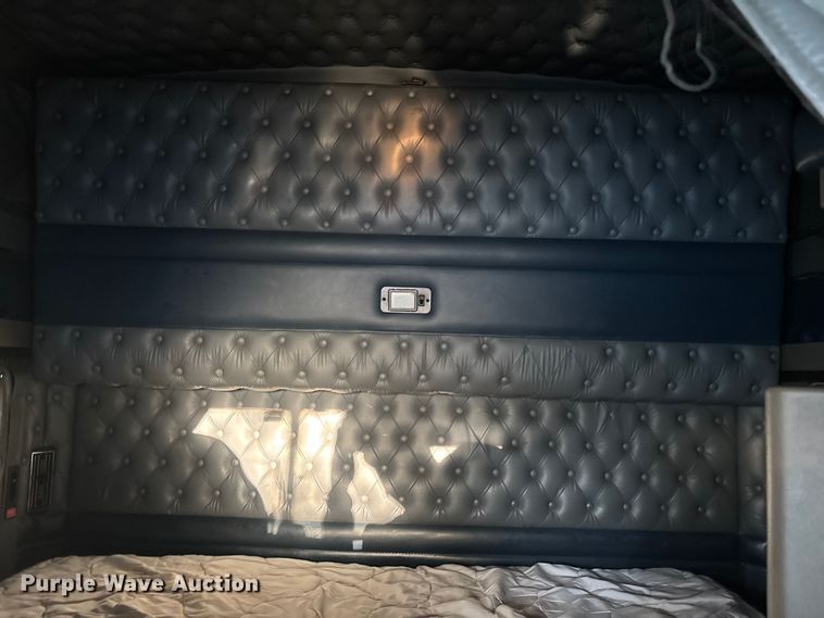 image for item YA1164 2004 Kenworth W900 semi truck