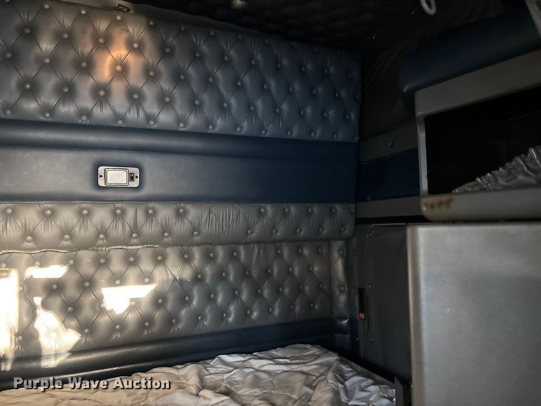 image for item YA1164 2004 Kenworth W900 semi truck