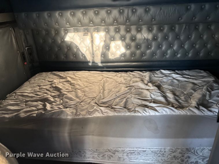 image for item YA1164 2004 Kenworth W900 semi truck