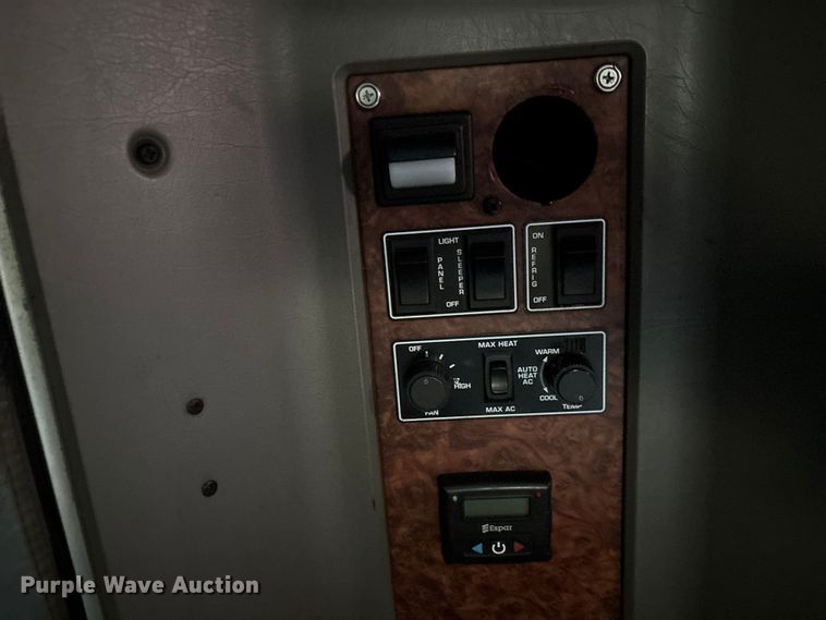 image for item YA1164 2004 Kenworth W900 semi truck