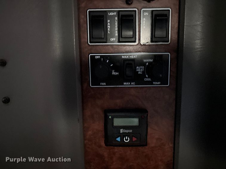 image for item YA1164 2004 Kenworth W900 semi truck