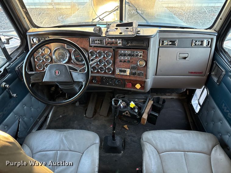 image for item YA1164 2004 Kenworth W900 semi truck