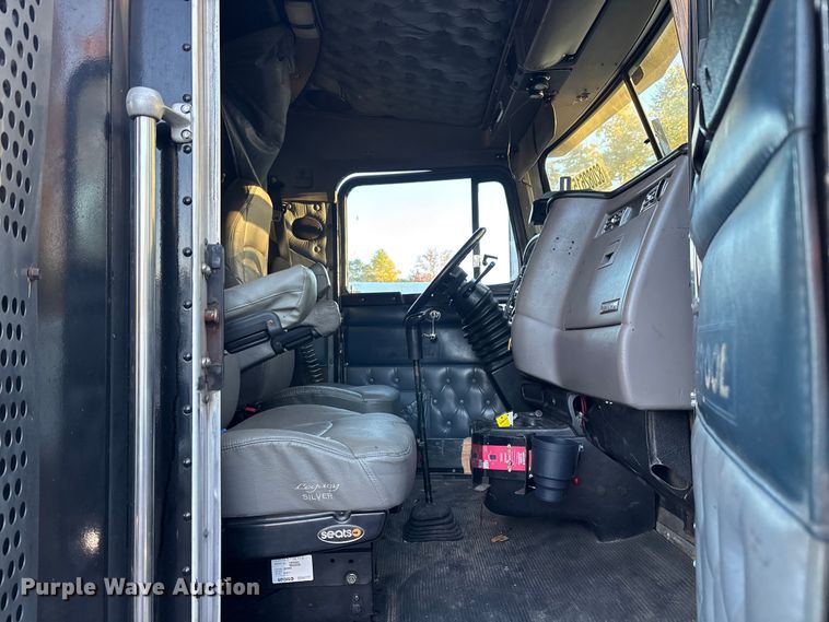 image for item YA1164 2004 Kenworth W900 semi truck