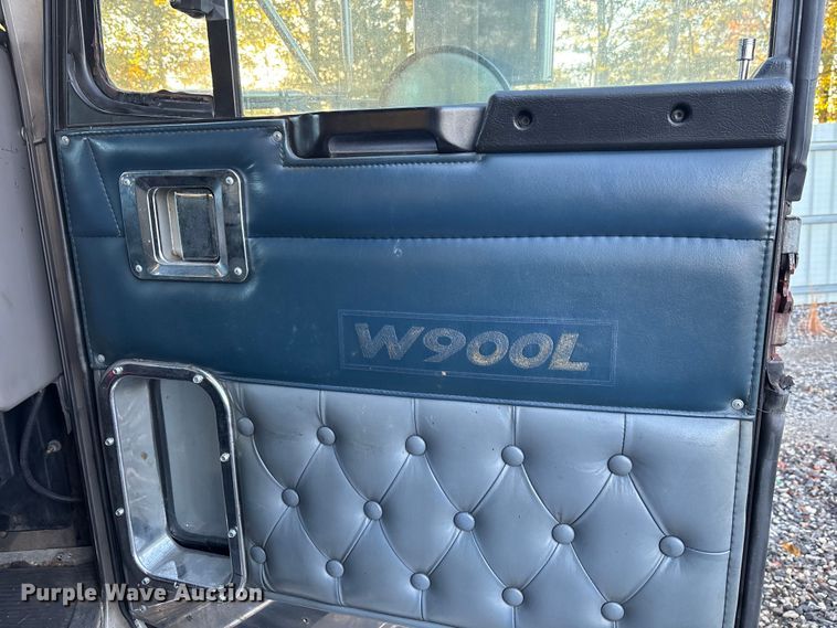 image for item YA1164 2004 Kenworth W900 semi truck