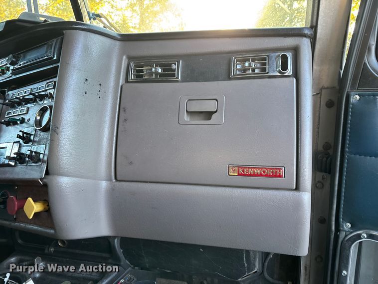 image for item YA1164 2004 Kenworth W900 semi truck