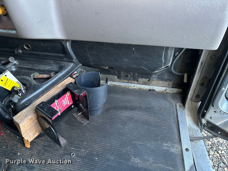 image for item YA1164 2004 Kenworth W900 semi truck