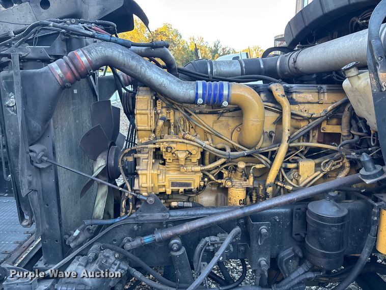 image for item YA1164 2004 Kenworth W900 semi truck