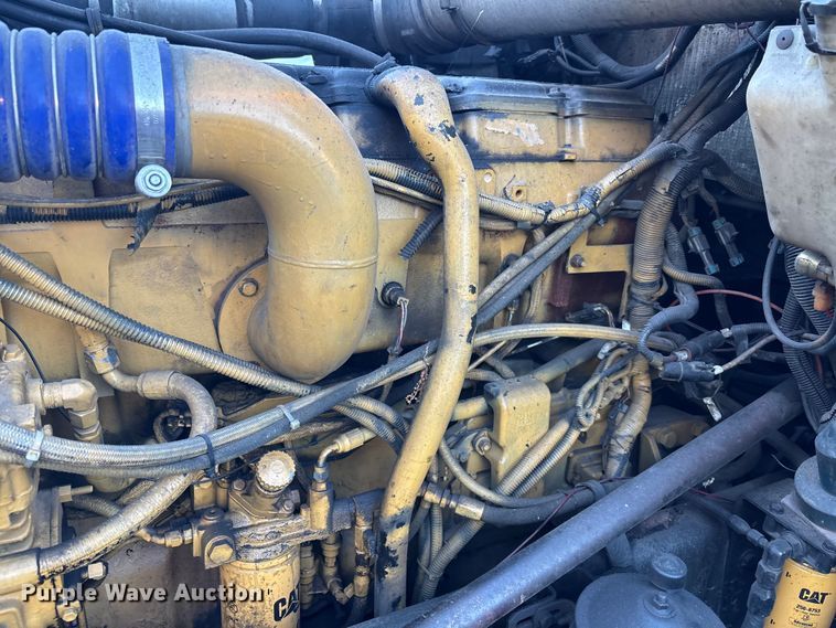 image for item YA1164 2004 Kenworth W900 semi truck