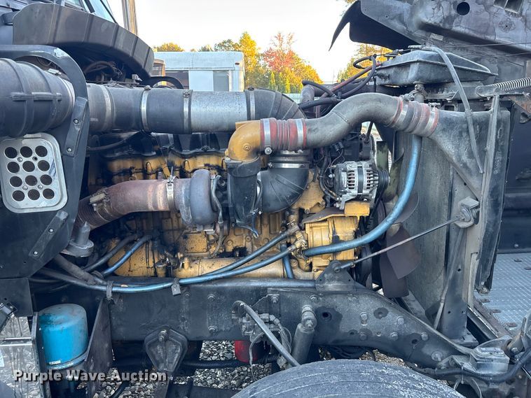 image for item YA1164 2004 Kenworth W900 semi truck