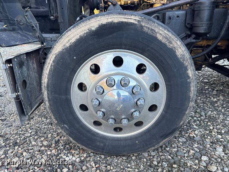 image for item YA1164 2004 Kenworth W900 semi truck