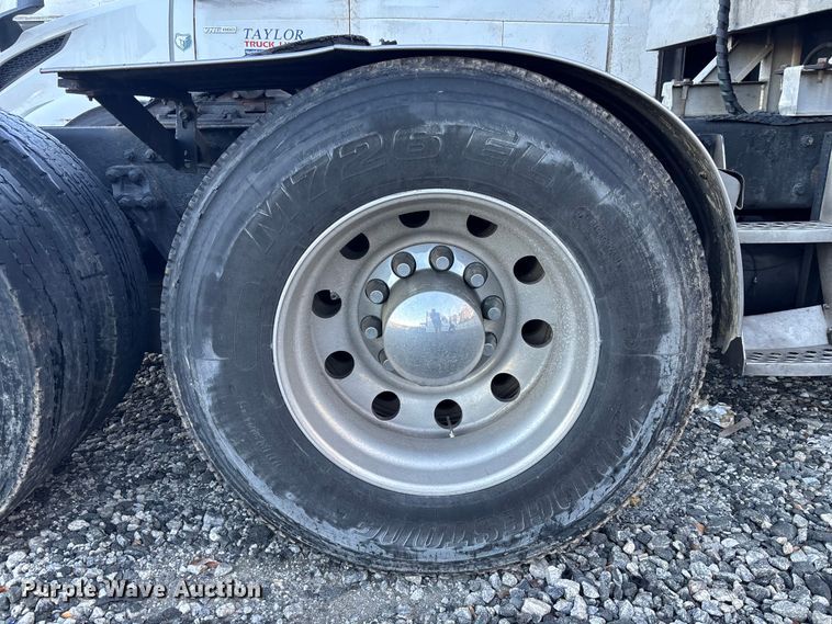 image for item YA1164 2004 Kenworth W900 semi truck