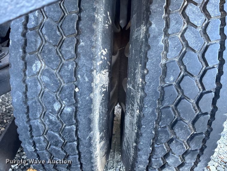 image for item YA1164 2004 Kenworth W900 semi truck