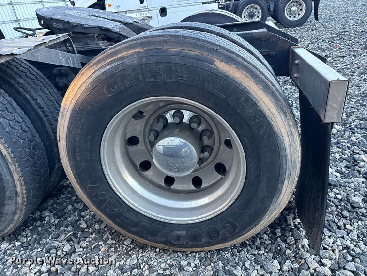 image for item YA1164 2004 Kenworth W900 semi truck