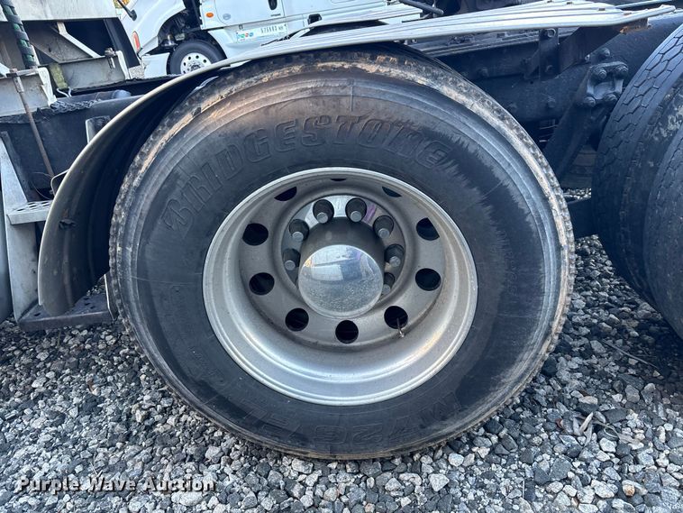 image for item YA1164 2004 Kenworth W900 semi truck