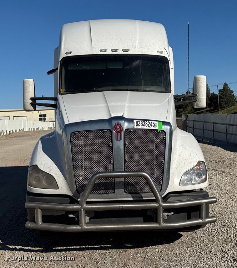 image for item YA1169 2017 Kenworth T680 semi truck