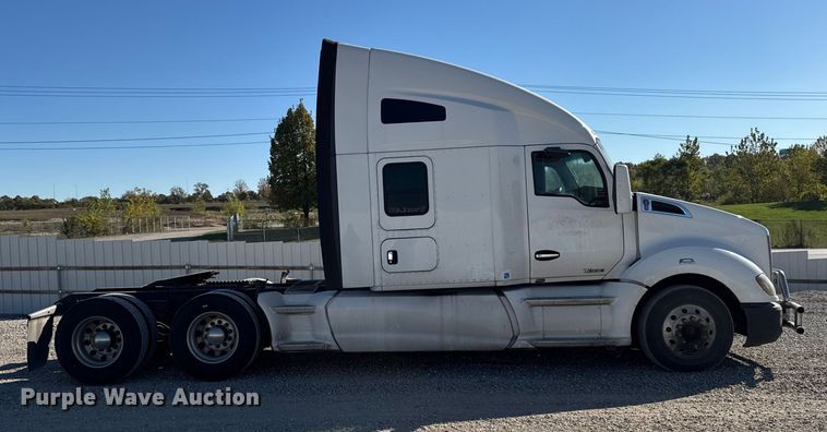 image for item YA1169 2017 Kenworth T680 semi truck