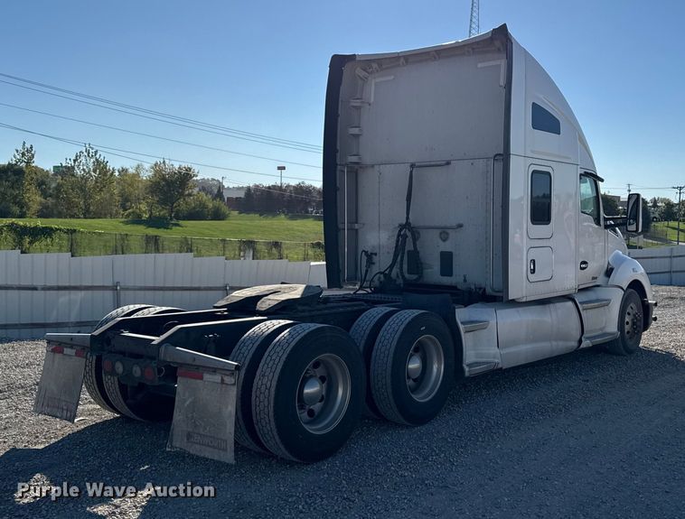 image for item YA1169 2017 Kenworth T680 semi truck