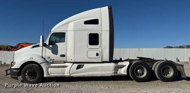 image for item YA1169 2017 Kenworth T680 semi truck