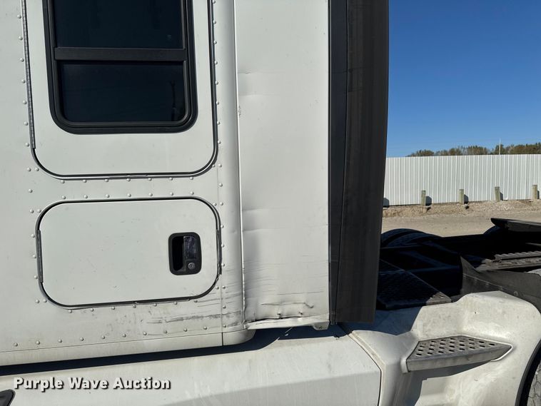 image for item YA1169 2017 Kenworth T680 semi truck