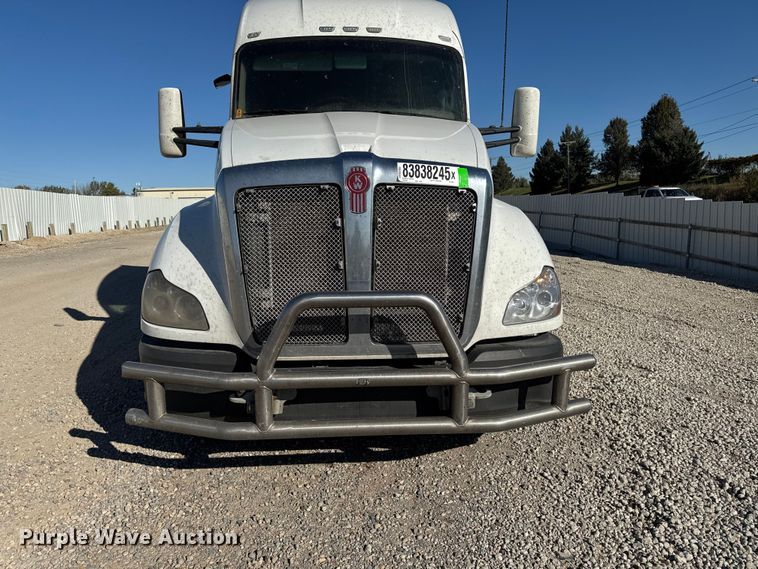 image for item YA1169 2017 Kenworth T680 semi truck