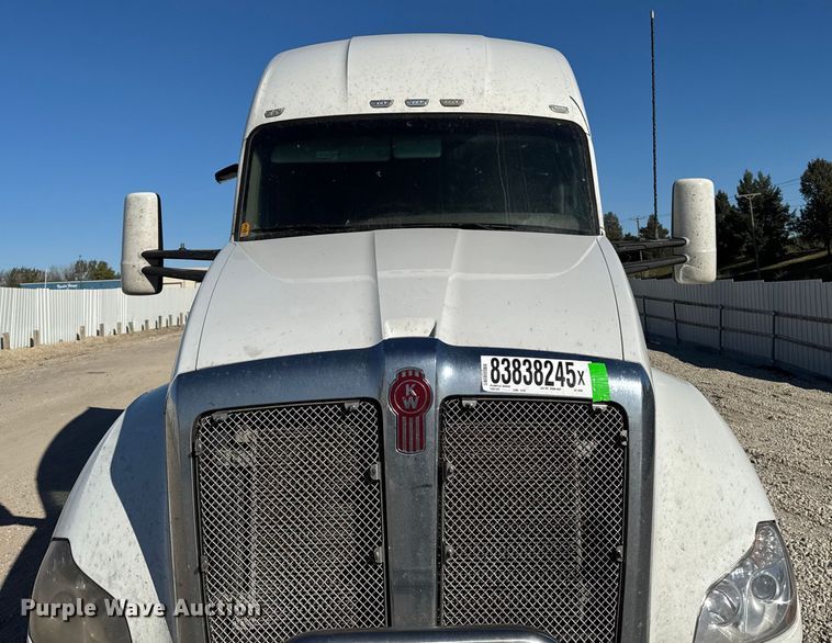 image for item YA1169 2017 Kenworth T680 semi truck