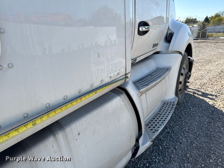 image for item YA1169 2017 Kenworth T680 semi truck