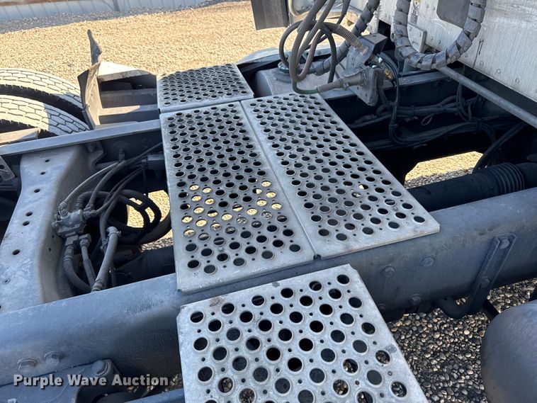 image for item YA1169 2017 Kenworth T680 semi truck